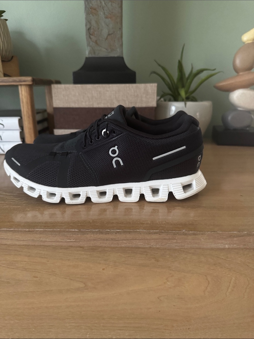 On Cloud 5 Women’s running Sneaker in Black and White - 7.5. Great Condition. - Picture 5 of 10